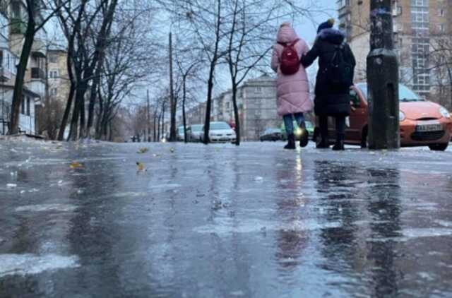 В Одессе сильный гололед парализовал движение транспорта, таксисты взвинтили цены