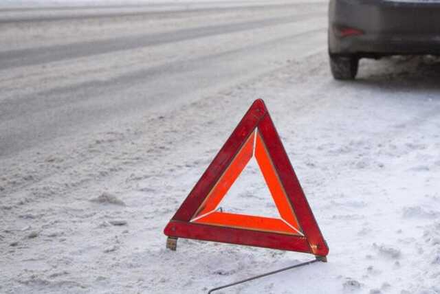 Во Львове легковушка жестко снесла женщину на переходе