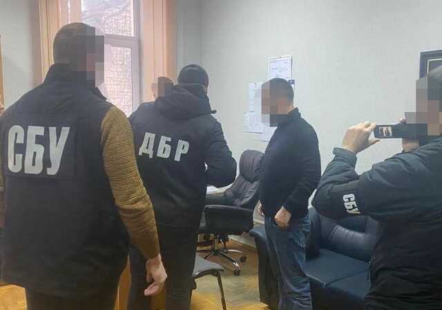 Хабарі за безперешкодне митне оформлення товарів – підозрюють начальника регіональній митниці