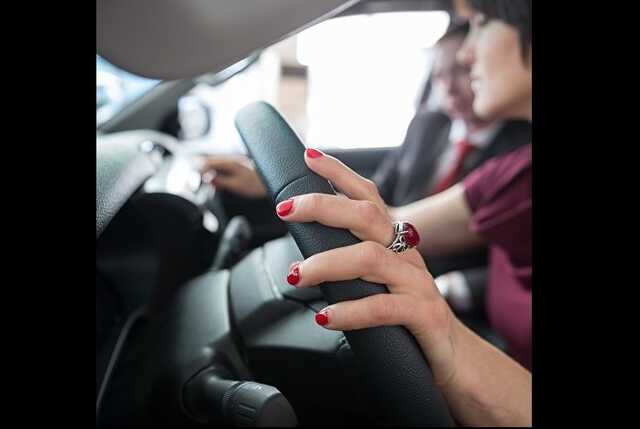 В Киеве пьяная женщина на Mercedes создавала аварийные ситуации, скрываясь от патрульных