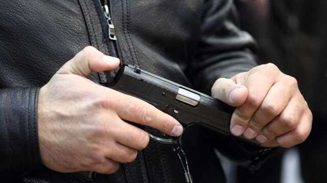 В Запорожье мужчина угрожал пистолетом из-за абонемента на каток