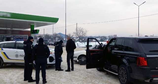 В Черновицкой области мужчина из автомобиля обстрелял остановку с людьми