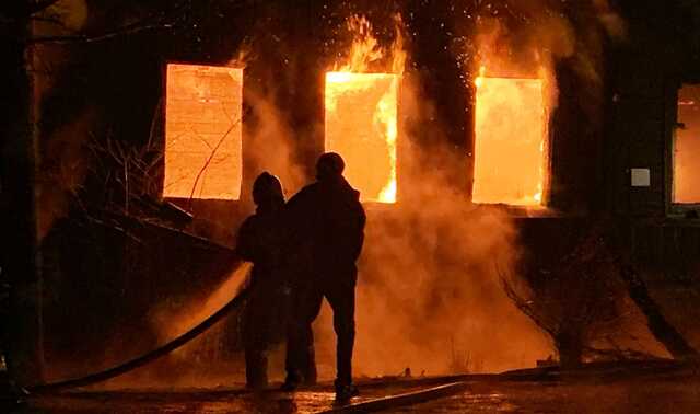Под Тернополем горит склад хлебокомбината: для тушения привлекли пожарный поезд