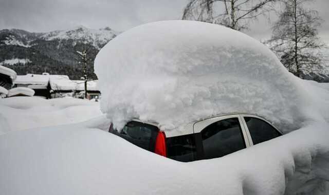 Рекордные снегопады накрыли Японию: впечатляющее видео сугробов
