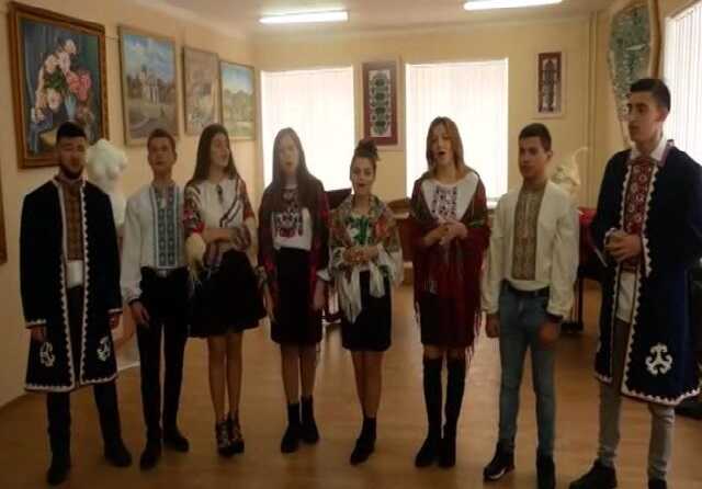 Тернопольские студенты поздравили украинских воинов с праздниками и спели колядку