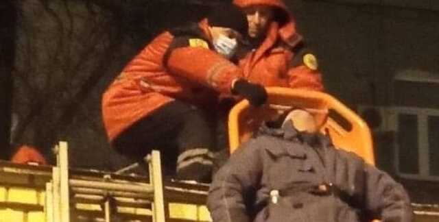 Упал с высоты трех метров: в Киеве спасатели уронили мужчину на носилках