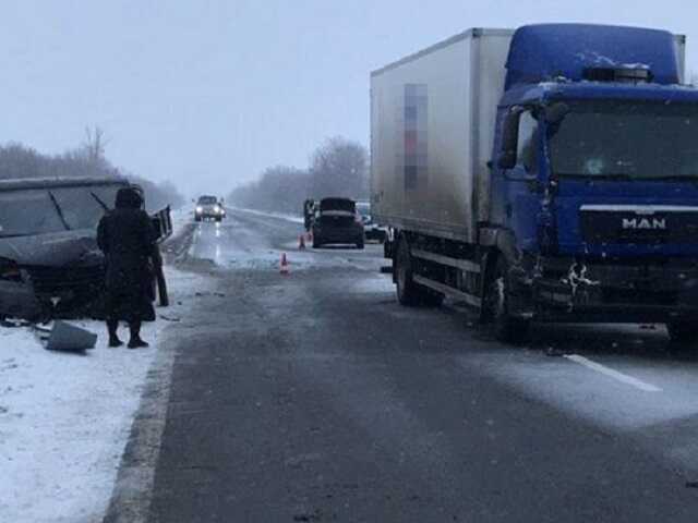 Ужасное ДТП под Харьковом: легковой автомобиль влетел в грузовик, погиб шестимесячный ребенок