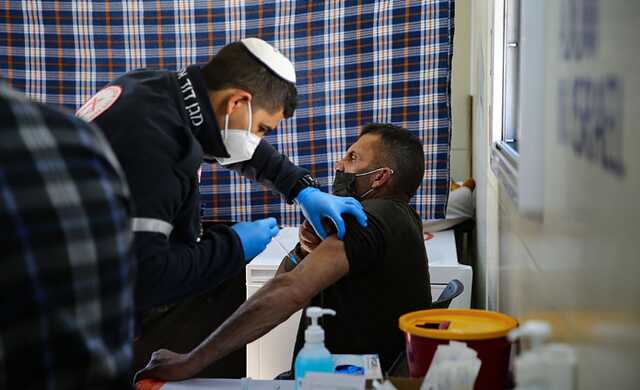 Израиль официально одобрил COVID-вакцинацию четвертой дозой