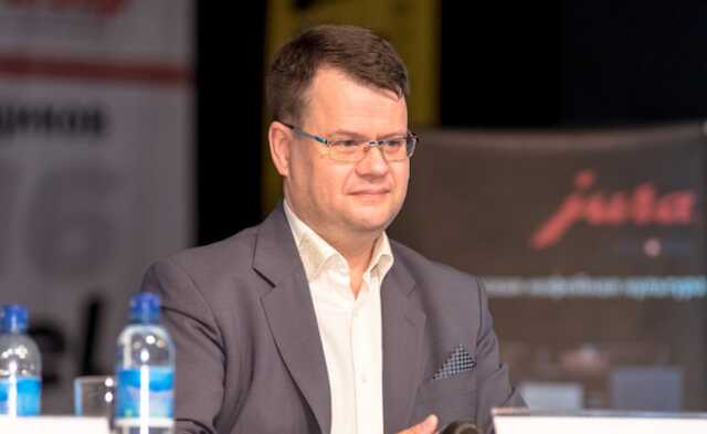 Гарбарук назвал критику платья своей помощницы "сексизмом и отходом от европейских норм"