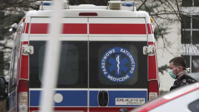 Пытаются спасти глаз: в Польше украинцу попали петардой в лицо