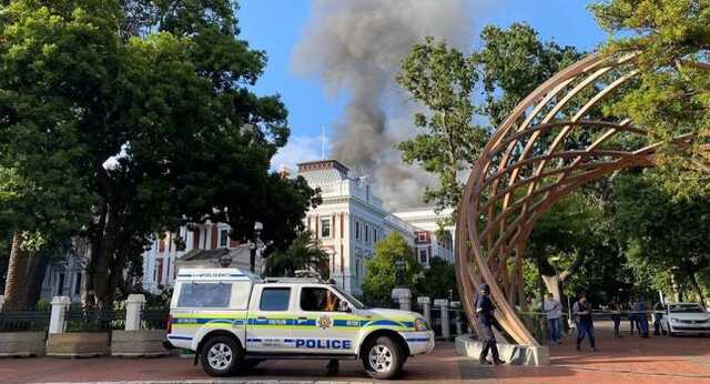 В Кейптауне загорелось здание парламента ЮАР