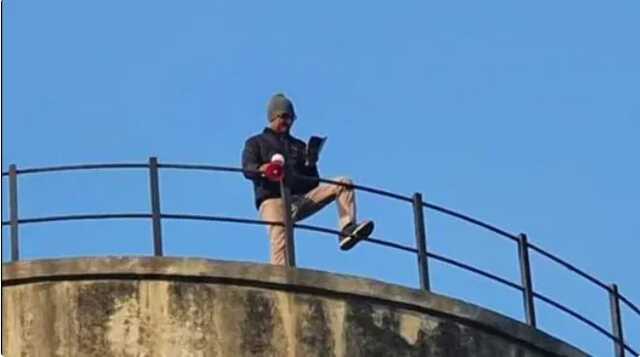 В Индии учитель грозился прыгнуть с огромного резервуара для воды из-за низкой зарплаты