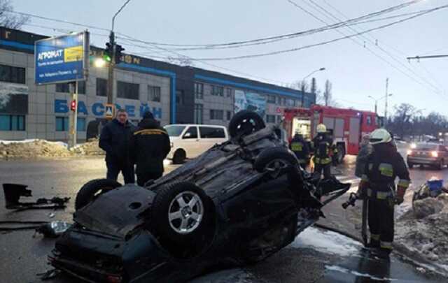 У Дніпрі п’яний водій перевернув автомобіль із маленькою дитиною та протаранив ще два