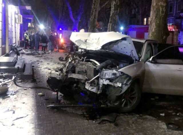 ДТП в Одессе: водитель влетел в две машины и сбил столбы