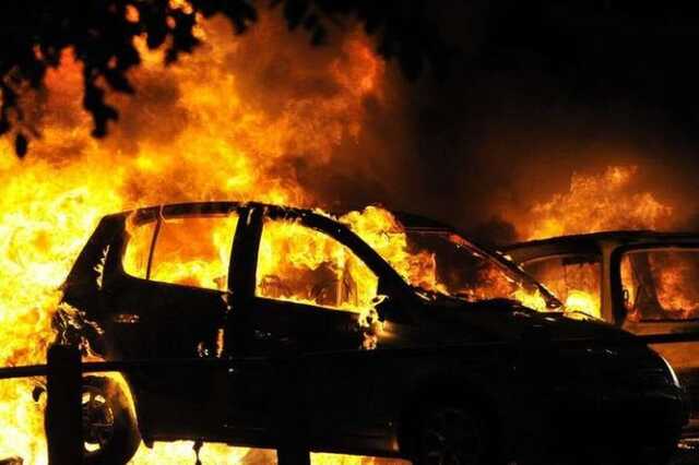 Под Киевом на стоянке сгорели несколько автомобилей