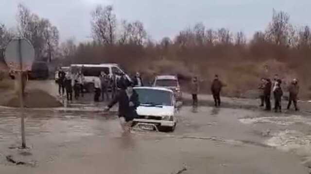 На Буковине затопило переправу: авто застряли посреди реки