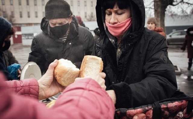 Зато без "бандеровцев": в сети показали видео огромной очереди за едой в Луганске