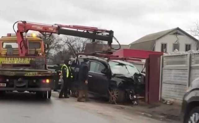 Під Києвом водій позашляховика розбив машину о паркани двох будинків