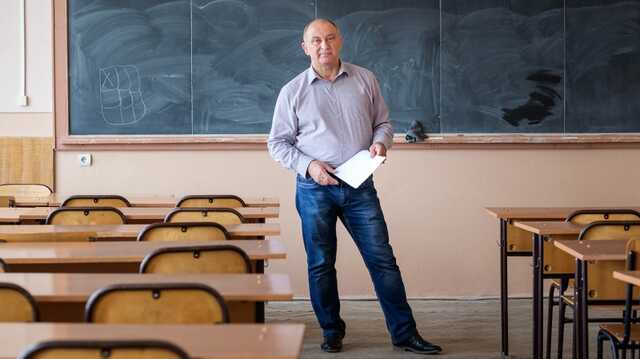 Алкоголь не наливали: Профессор из Черновцов рассказал, как снимали новогоднее поздравление Зеленского