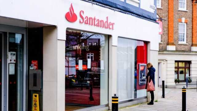 Начислялись двойные зарплаты: в Британии банк случайно выплатил клиентам свыше $170 млн