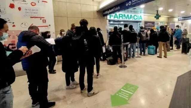 В Италии дикий ажиотаж из-за вакцинации: центры переполнены, всюду огромные очереди