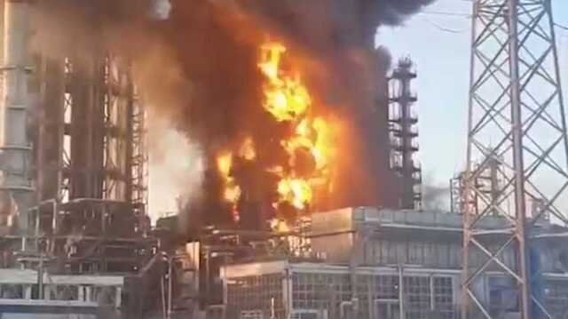В России произошел масштабный пожар на нефтеперерабатывающем заводе