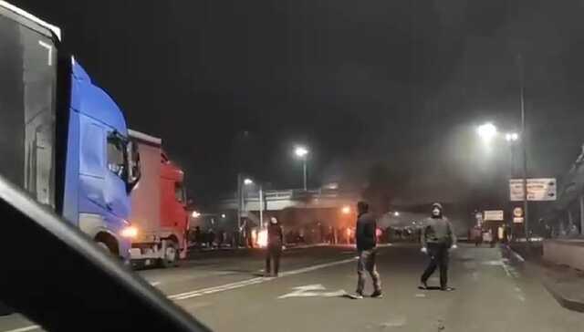 Протестующие захватили акимат в Алмате