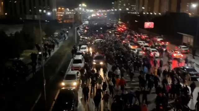 В Алматы протестующие прогнали силовиков с бронетехникой