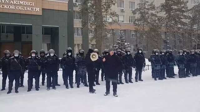 Протесты в Казахстане: полицейские в Актобе перешли на сторону народа