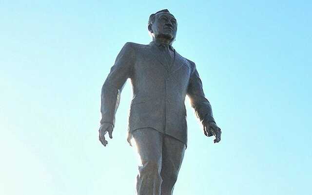 Протестующие сносят памятник Назарбаеву