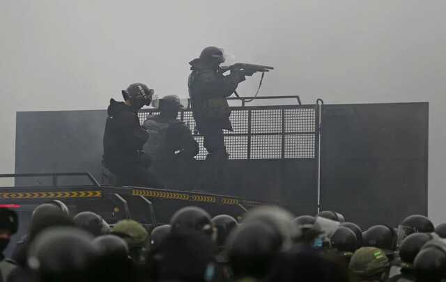 В Алматы подожгли здание национального телеканала