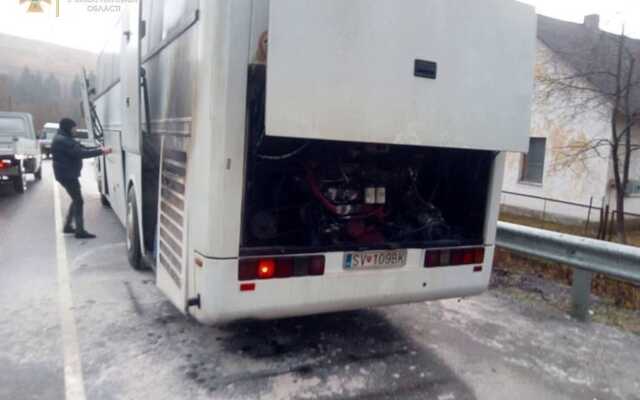 На Закарпатье во время движения загорелся автобус с полсотней туристов