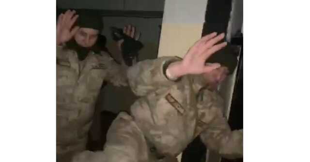 З’явилося відео, як казахські солдати здаються протестувальникам у будівлі Комітету нацбезпеки