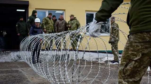 Украинские пограничники показали видео, как сами делают колючую проволоку