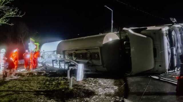 На Тернопольщине перевернулась цистерна с горючим