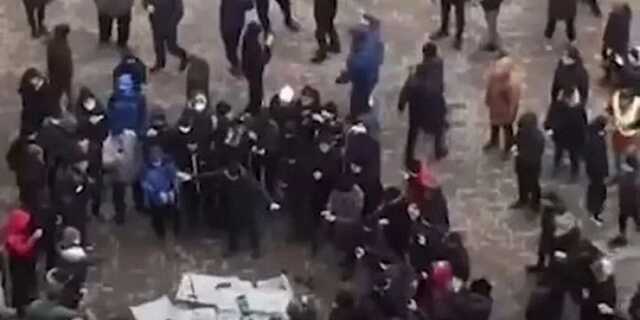 В Алматы протестующие окружили две больницы и требуют "не лечить ментов"