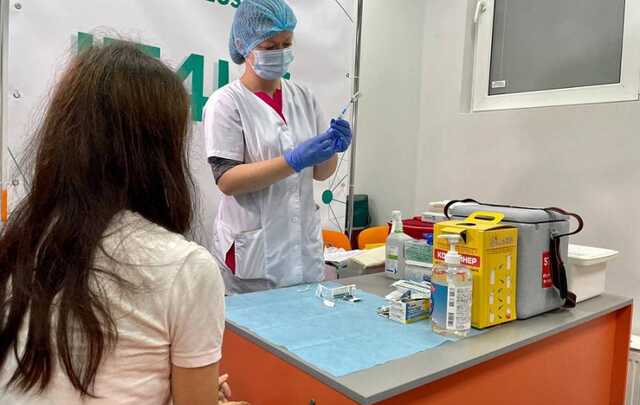 Центры вакцинации против COVID в Украине закроются на один день