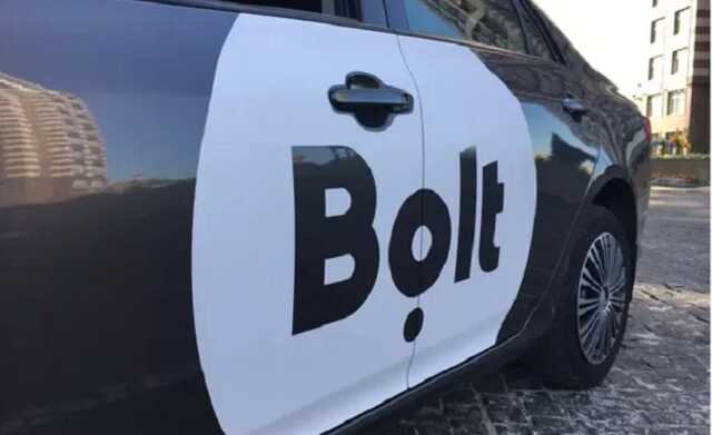 В Днепре на Троицкой площади BMW X6 влетел в автомобиль такси Bolt