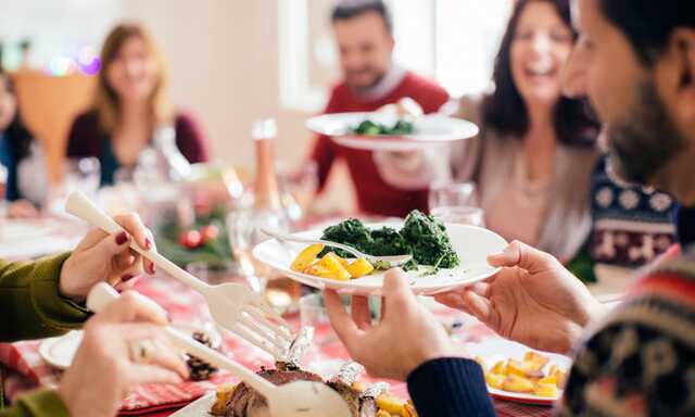 Медики дали украинцам советы, как избежать переедания во время праздничных застолий