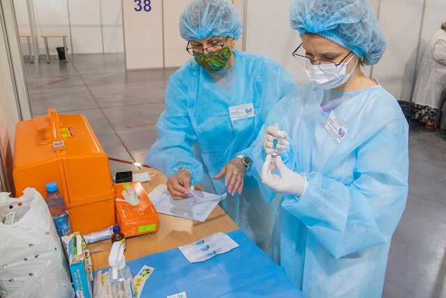 Центры массовой вакцинации закроются на 1 день