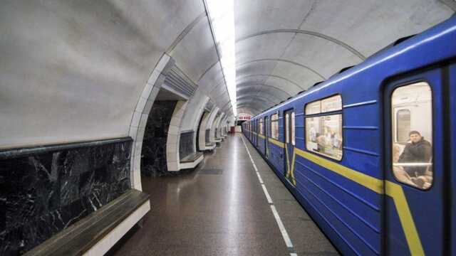 В метро Киева мужчина спрыгнул на колею и на полчаса задержал поезда