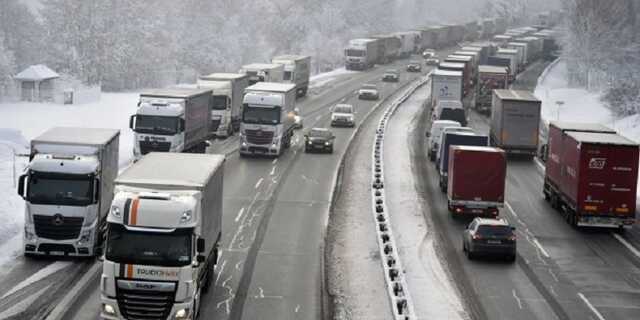 Киев ограничит въезд грузовиков из-за снегопада