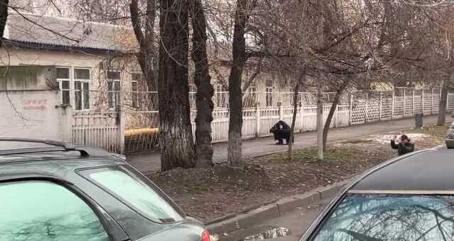 В Алматы морг охраняют "зеленые человечки", по родственникам погибших открыли огонь