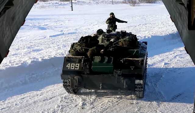 Россия круглосуточно перебрасывает военных и технику в Казахстан: задействованы 70 самолетов