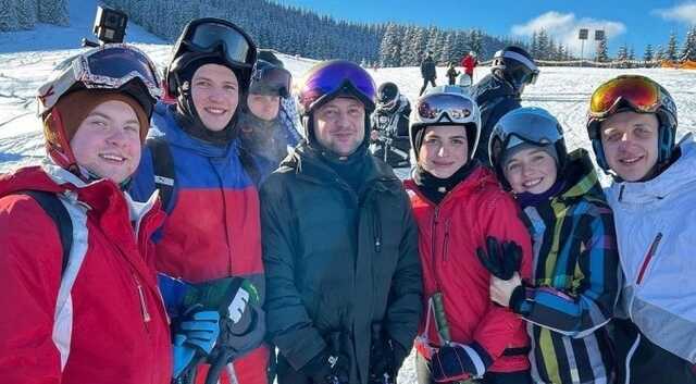 Зеленский отдыхает в Буковеле: украинцы массово делятся снимками с президентом