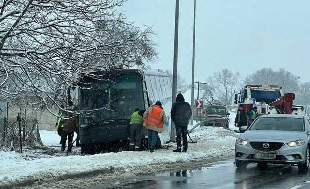 На Львовщине автобус с туристами слетел с дороги и перевернулся
