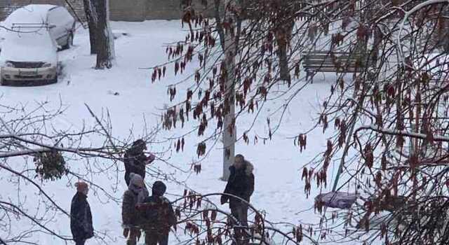 В одному з дворів Житомира на дитячому майданчику знайшли повішеним чоловіка