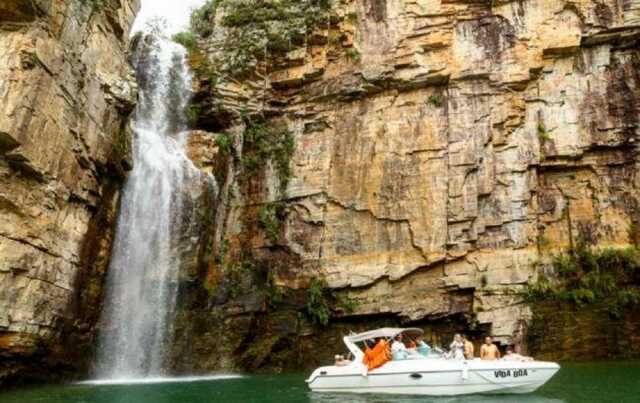 Обрушение скалы на туристов в Бразилии: число погибших возросло