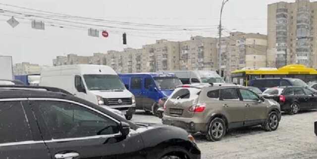 В Киеве снегопад спровоцировал многочисленные пробки