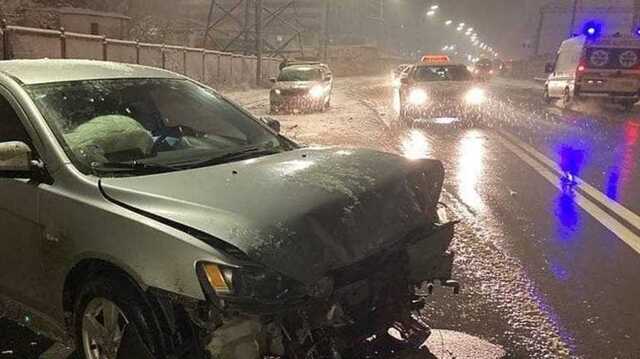 В Киеве на скользкой дороге произошло лобовое ДТП с авто и микроавтобусом